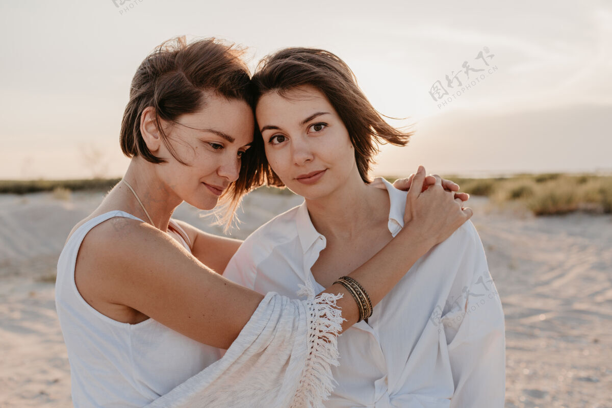 开朗两个年轻女子在日落海滩上玩得很开心 男女同性恋爱情浪漫Lgbt女性伴侣
