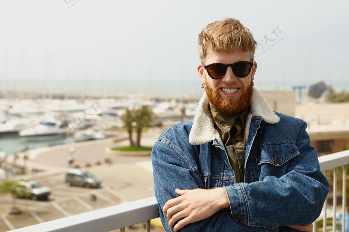 男性快乐时尚的欧洲年轻男性长着姜黄色胡须的户外照片模特休息人