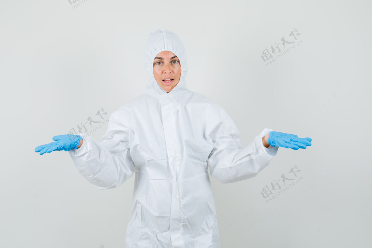 健康女医生穿着防护服 戴着手套 表现出无助的姿态 看上去很困惑专业医生严重