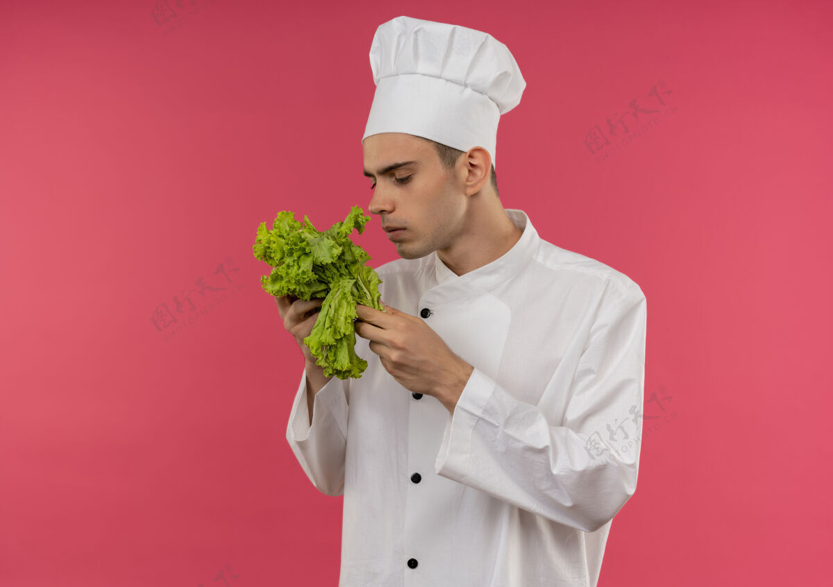 嗅着想着年轻的男厨师穿着厨师制服拿着沙拉闻着复印空间拿着思考厨师