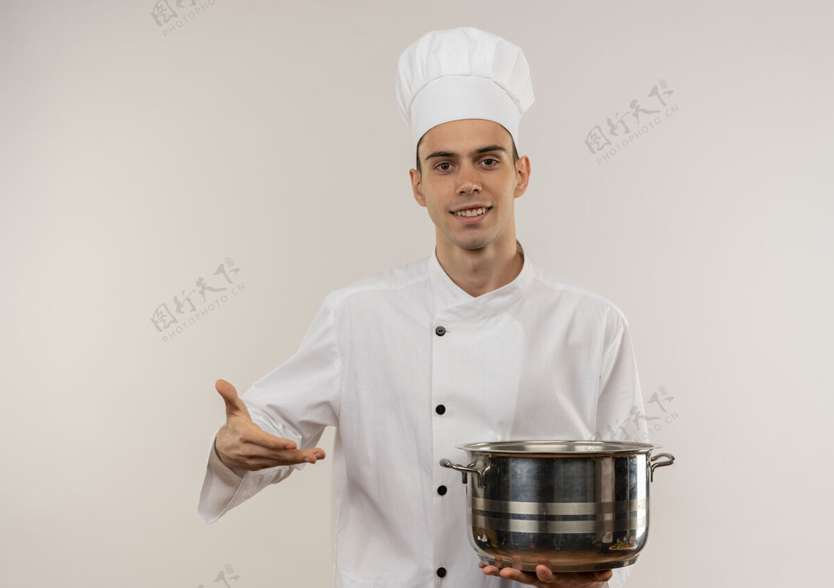 制服面带微笑的年轻男厨师穿着厨师制服 手里拿着平底锅 还有复印空间男厨师展示