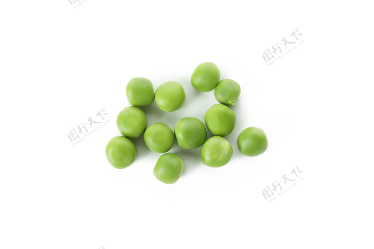 生的绿色豌豆种子隔离在白色产品封闭食物