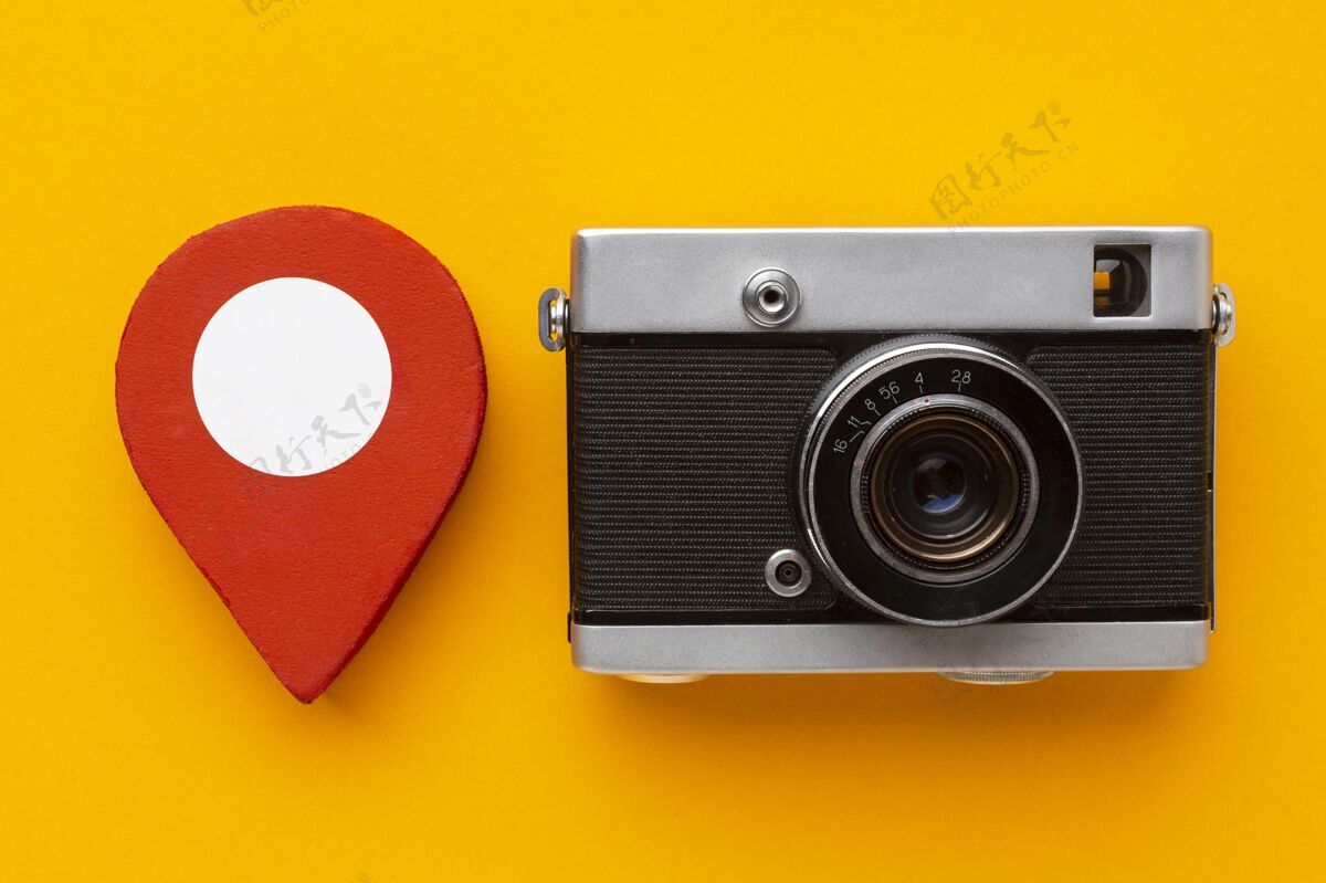 旅游黄色背景上的俯视摄像头照相机旅游分类
