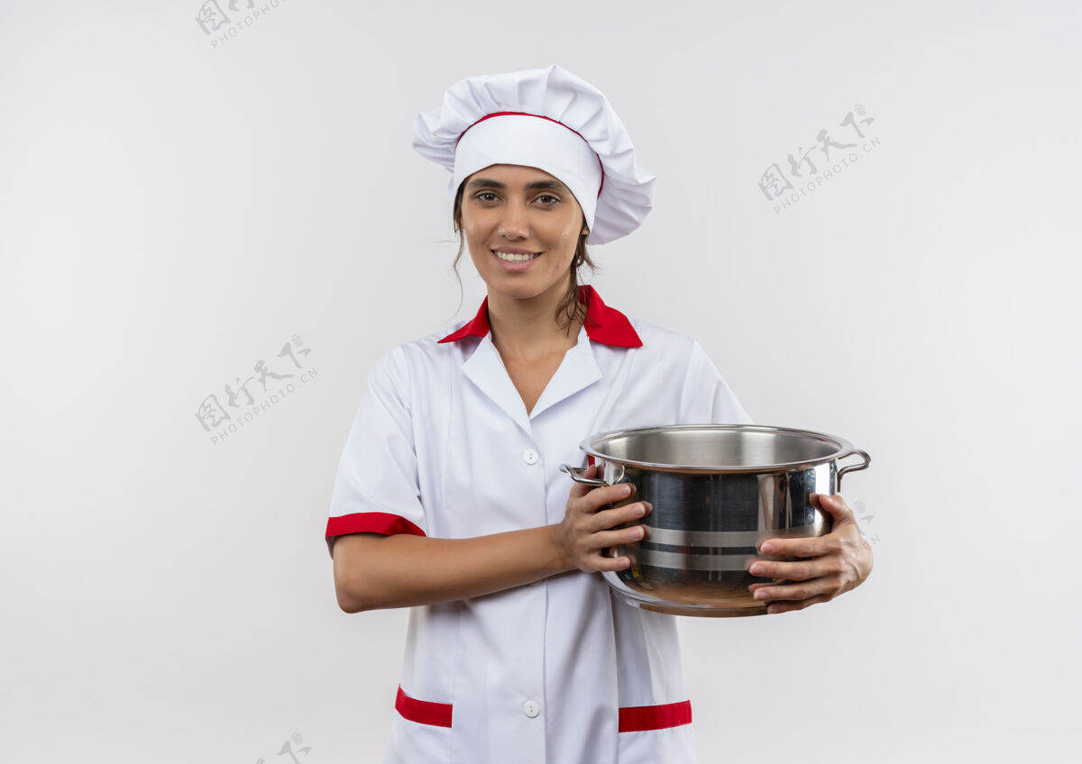 穿着面带微笑的年轻女厨师穿着厨师制服拿着平底锅与复印空间平底锅女厨师