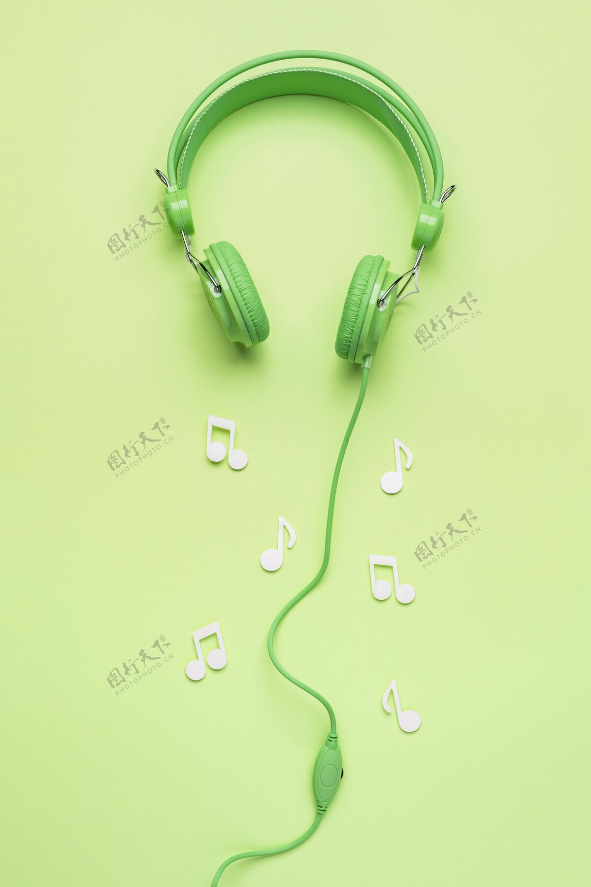 创意绿色耳机和白色音符音乐耳机视图