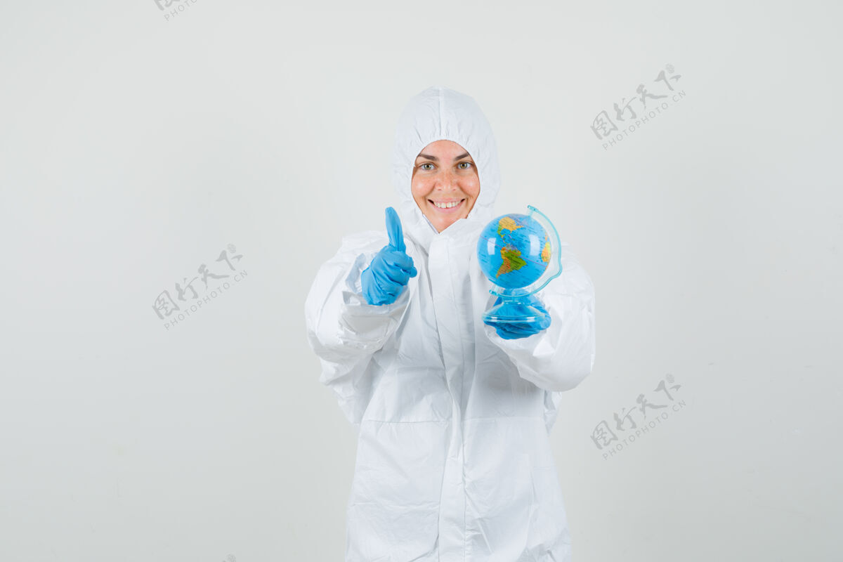疾病拿着世界地球仪的女医生工作人员年轻人实验室