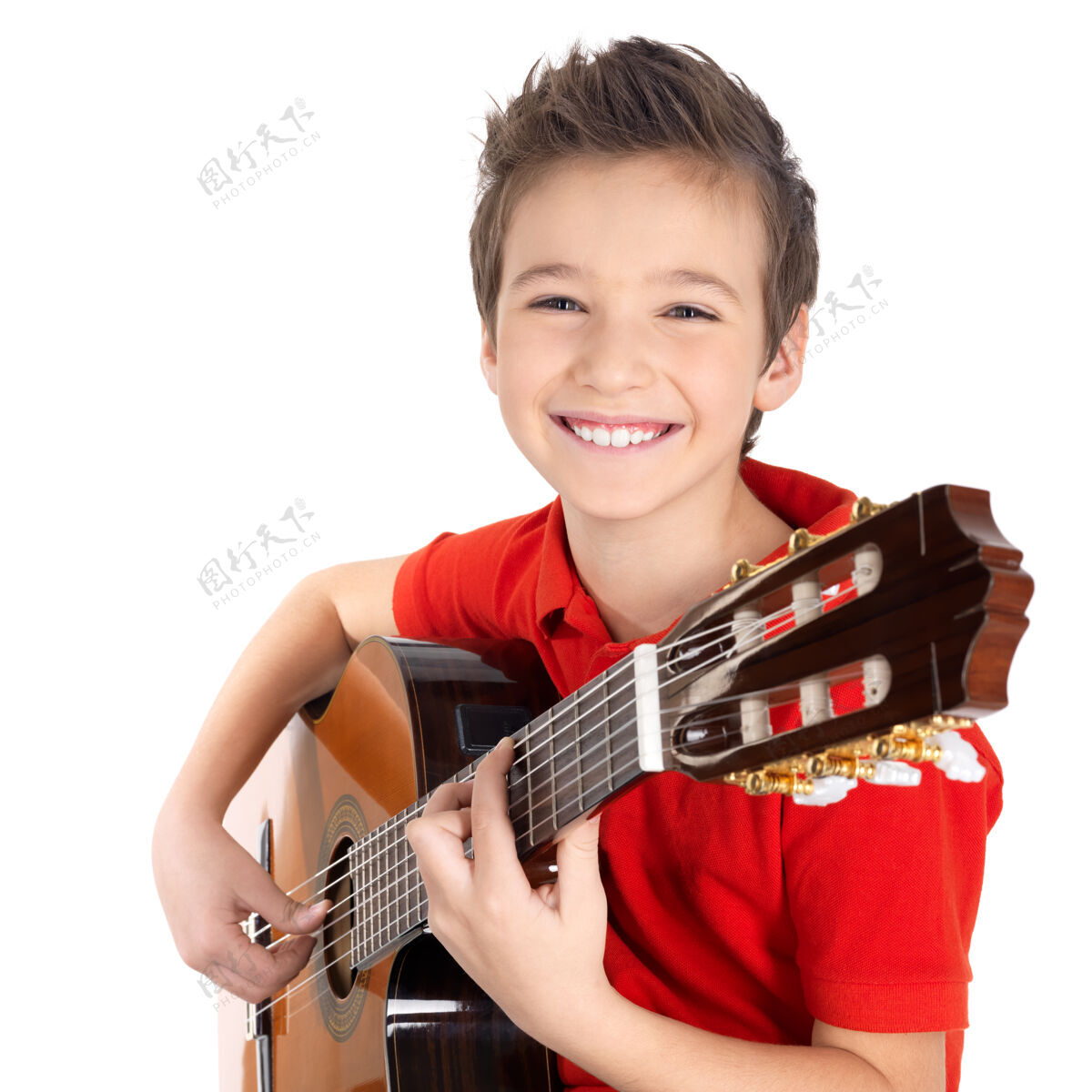 艺术家快乐男孩在弹原声吉他-孤立孩子音乐家音乐