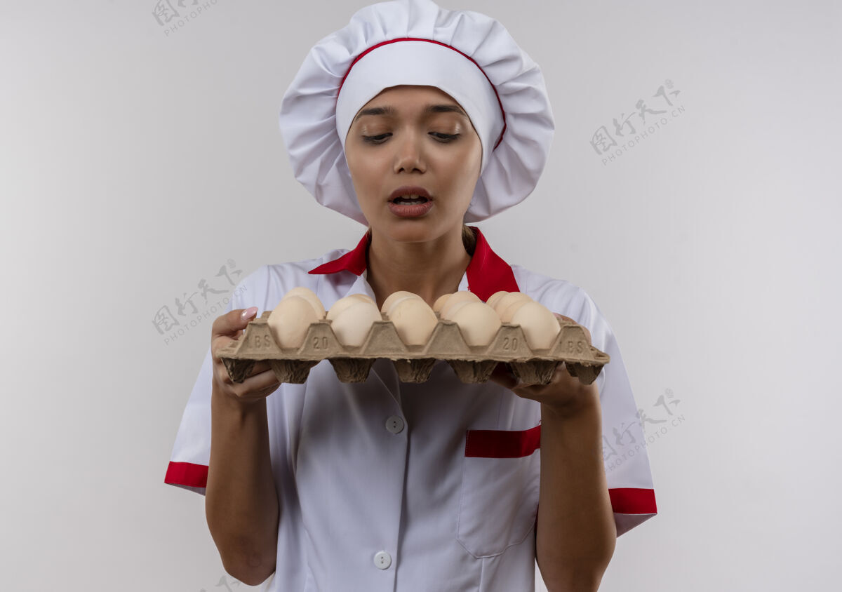 女想着年轻的厨师女穿着厨师制服拿着一批鸡蛋思考厨师厨师
