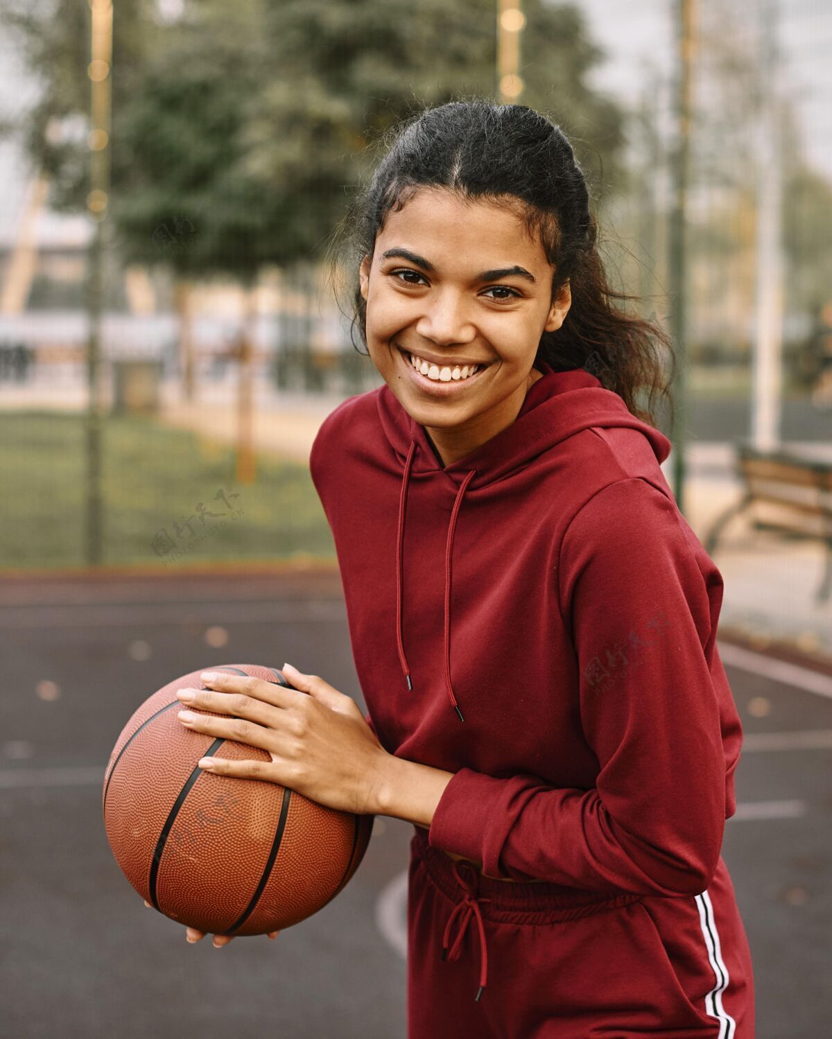 年轻拿着篮球的美国黑人女人运动运动员成功