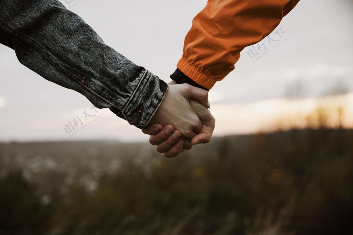 冒险一对情侣手牵着手一起去旅行道路旅行水平