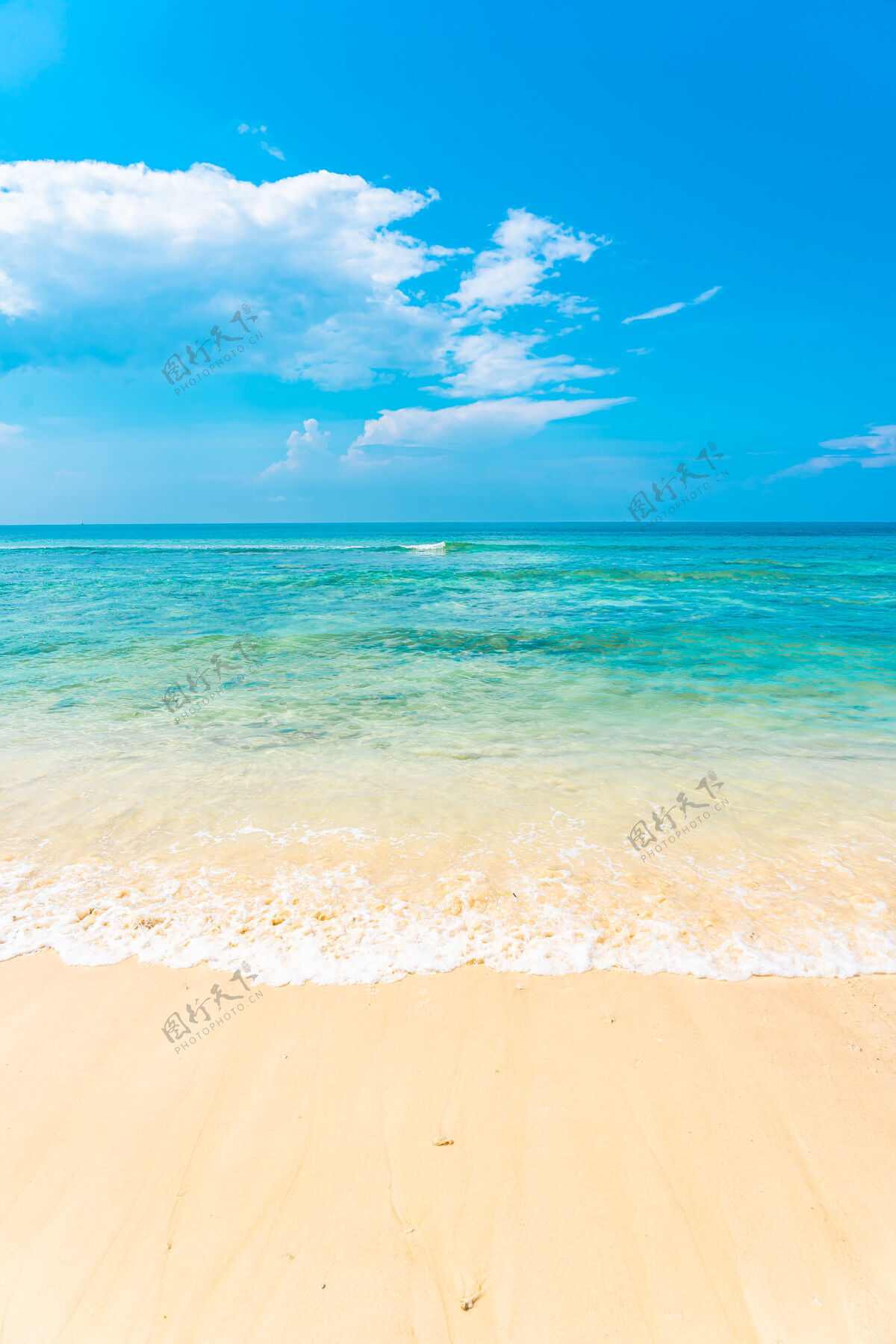 沙滩美丽的热带空海滩海洋白云蓝天背景宁静灵感天堂