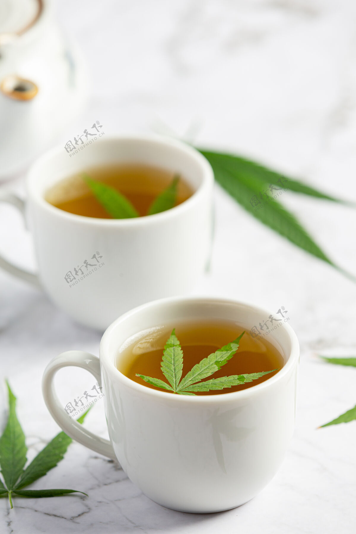 绿色在白色大理石地板上放两杯麻叶麻茶杯放松茶