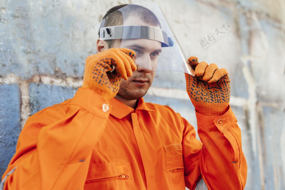 工作服穿制服 戴面罩和防护手套的工人安全盾制服