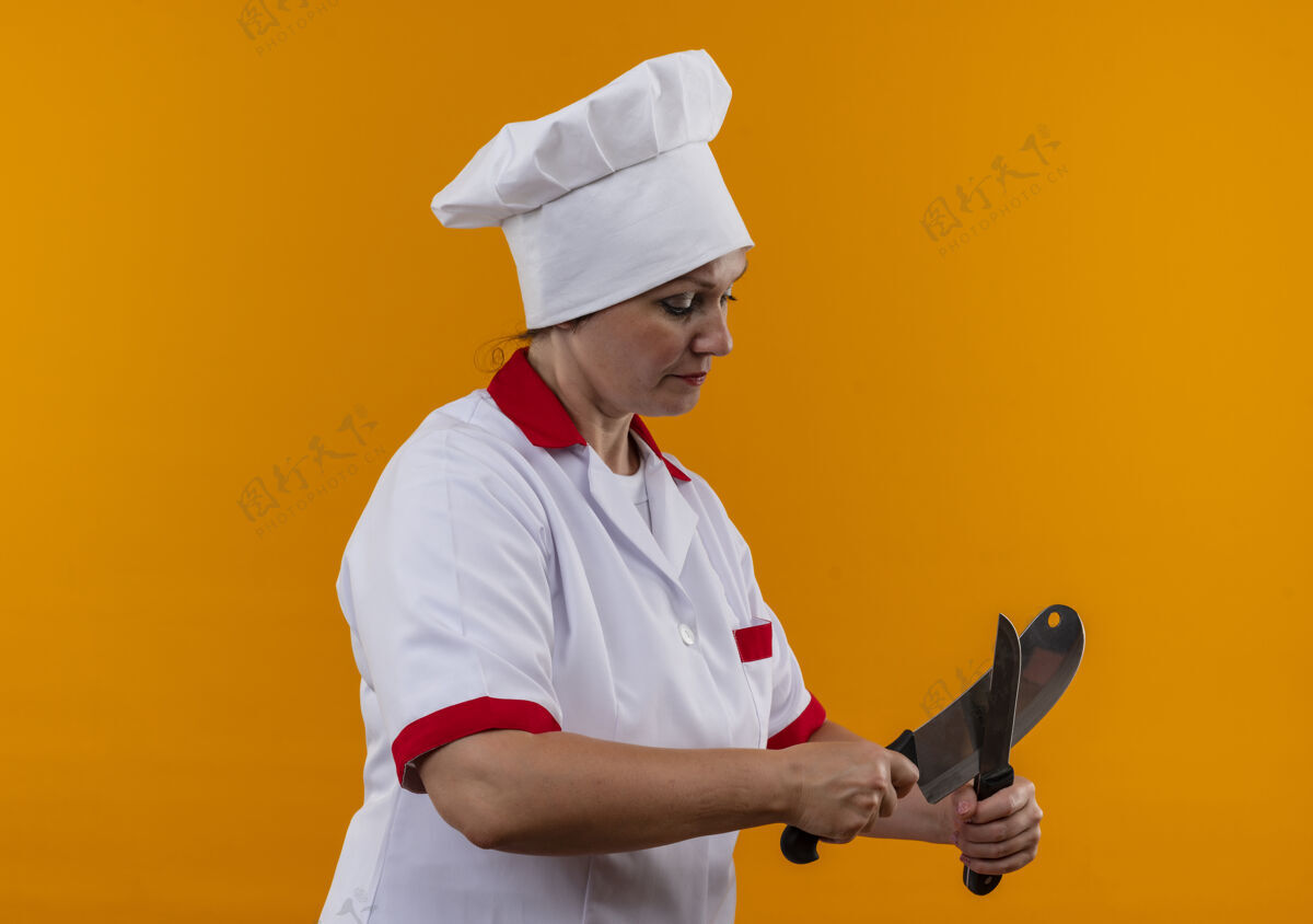 制服站在剖面图中年女厨师身着厨师制服锋利的刀厨师简介中年