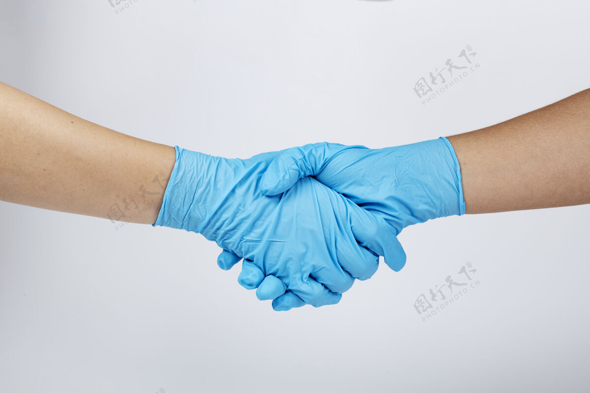 爆发医护人员在冠状病毒大流行期间握手一次性感染Covid