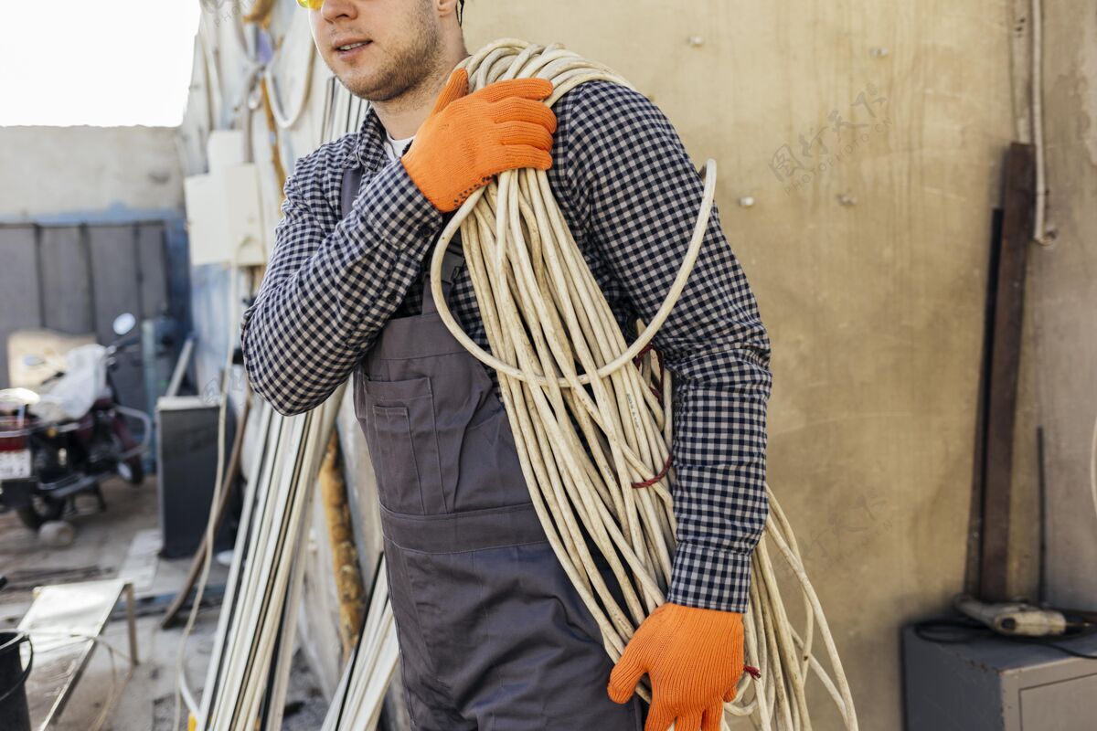 工作服戴安全帽的工人 带着绳子职业工作安全