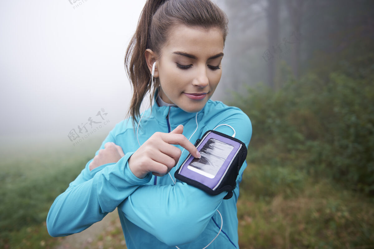 选择手机跑步者的现代应用程序耳机运动员跑步