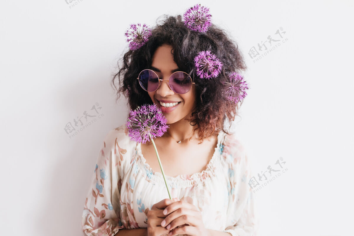 浪漫迷人的女模特 皮肤黝黑 捧着葱 表达着幸福室内靓丽时尚的女人带着花的照片花束欢快黑人妇女