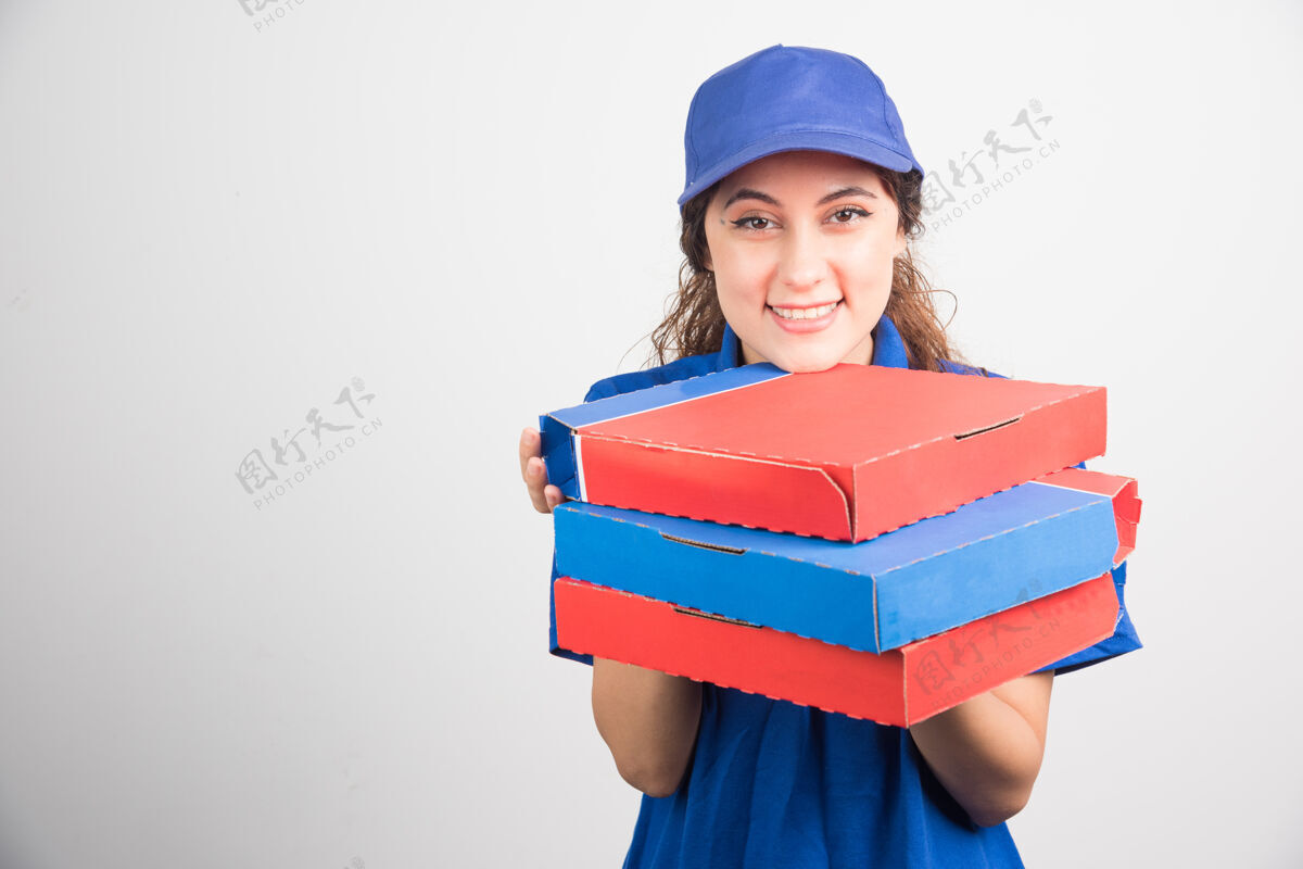 盒子送比萨饼的女孩拿着三个白色背景的盒子高质量的照片送货年轻人工人