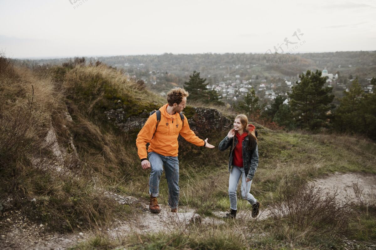 冒险一对夫妇在一起的公路旅行在大自然中的正面视图远足探险夫妇