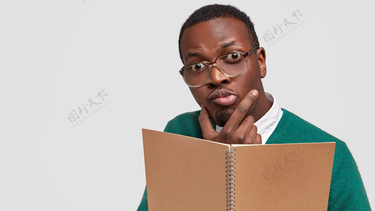 员工笨拙体贴的黑人男作家戴着厚镜片的眼镜 托着下巴 神情茫然自由空间作家困惑