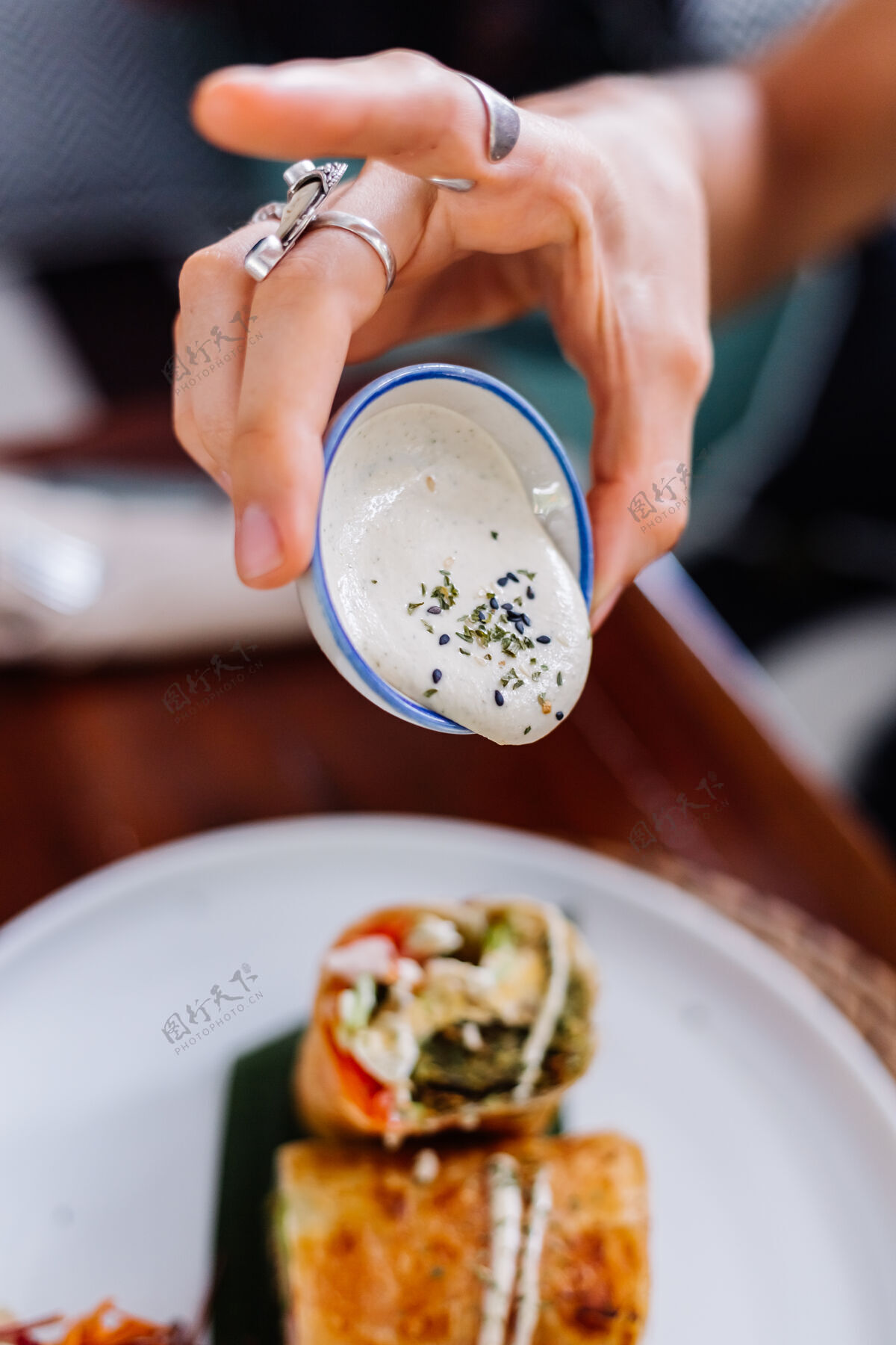 迷人色彩鲜艳的健康素食沙拉在夏日咖啡厅自然采光饮食漂亮健康