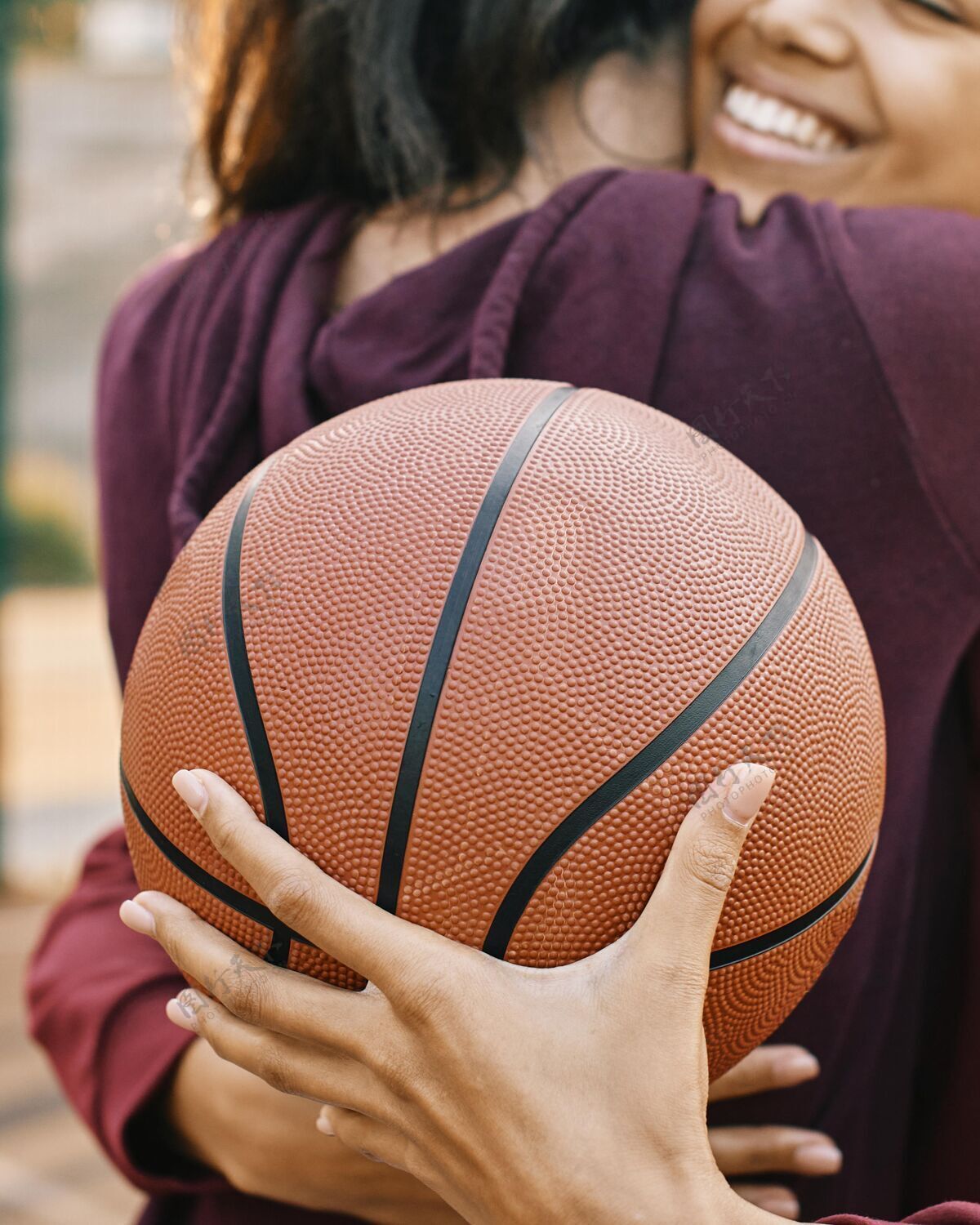 年轻女子篮球赛后拥抱运动女子休闲